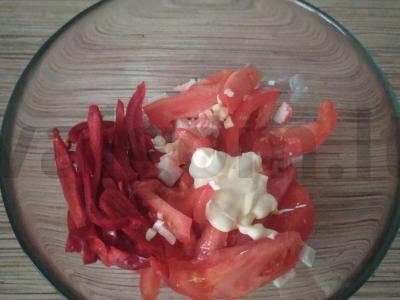 Salotas „Gaivumas“ iš pomidorų, paprikos ir krabų lazdelės Žingsnis 2