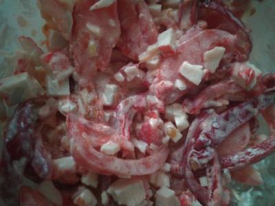 Salotas „Gaivumas“ iš pomidorų, paprikos ir krabų lazdelės Žingsnis 3