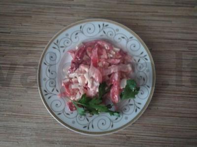 Salotas „Gaivumas“ iš pomidorų, paprikos ir krabų lazdelės Žingsnis 4