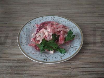 Salotas „Gaivumas“ iš pomidorų, paprikos ir krabų lazdelės pagrindine nuotrauka