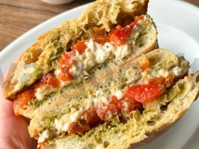Panini su kepta paprika ir stracciatella sūriu pagrindine nuotrauka