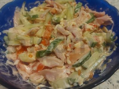 Švelnus salotas su rūkytomis vištienos krūtinėlėmis pagrindine nuotrauka