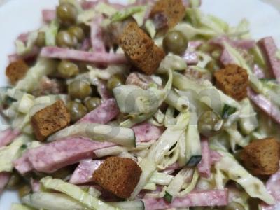 Salotos su žaliaisiais žirneliais ir sausainiais pagrindine nuotrauka