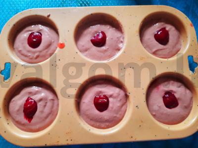 Vegetariški šokoladiniai vyšnių keksiukai Žingsnis 4