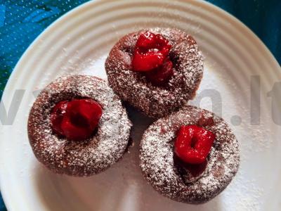 Vegetariški šokoladiniai vyšnių keksiukai pagrindine nuotrauka