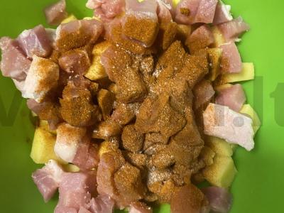 Kiaulienos gabaliukai su bulvėmis orkaitėje Žingsnis 3