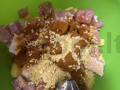 Kiaulienos gabaliukai su bulvėmis orkaitėje Žingsnis 4