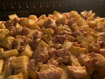 Kiaulienos gabaliukai su bulvėmis orkaitėje Žingsnis 7