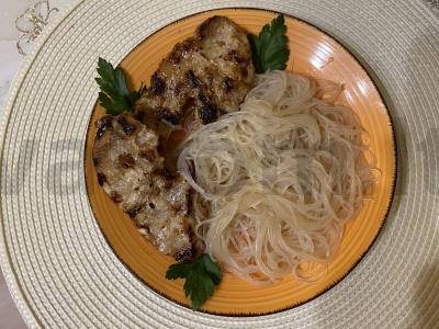 Kiaulienos steikas sojų-česnako marinate su funchoza pagrindine nuotrauka