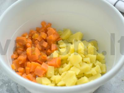 Olivje salotas su šviežiu agurku ir grietine Žingsnis 1