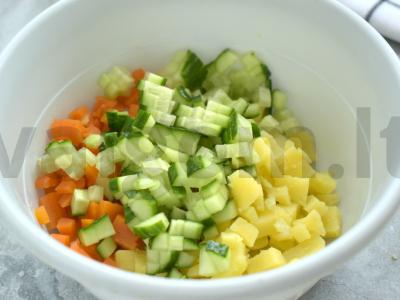 Olivje salotas su šviežiu agurku ir grietine Žingsnis 2