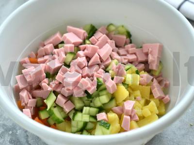 Olivje salotas su šviežiu agurku ir grietine Žingsnis 3