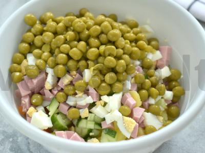 Olivje salotas su šviežiu agurku ir grietine Žingsnis 5