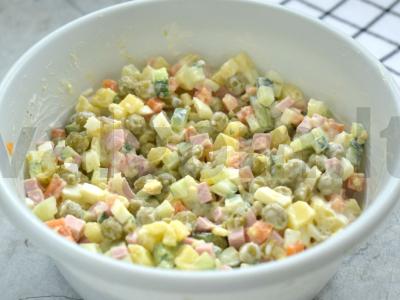 Olivje salotas su šviežiu agurku ir grietine Žingsnis 7