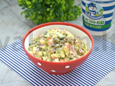 Olivje salotas su šviežiu agurku ir grietine pagrindine nuotrauka