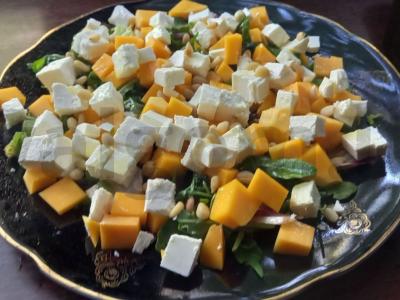 Salotos su moliūgu ir feta pagrindine nuotrauka