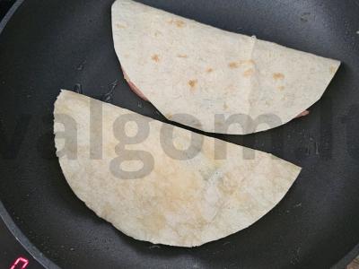 Sotūs tortilija su sūriu ir dešra pusryčiams Žingsnis 7