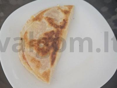 Sotūs tortilija su sūriu ir dešra pusryčiams pagrindine nuotrauka