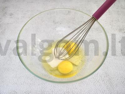 Blynai su pienu ir kepimo milteliais Žingsnis 1