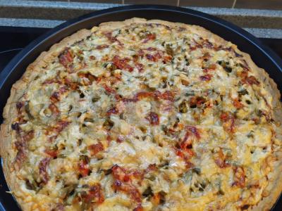 Pica „Naminė“ ant grietinės tešlos pagrindine nuotrauka