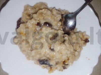 Avižinė košė su džiovintais slyvomis pusryčiams pagrindine nuotrauka