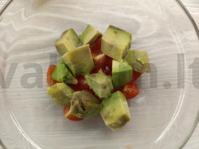 Salotas su mocarela ir avokadu „Krabų“ Žingsnis 2