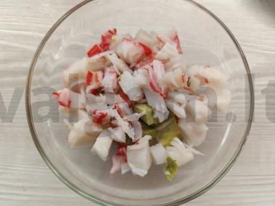 Salotas su mocarela ir avokadu „Krabų“ Žingsnis 3