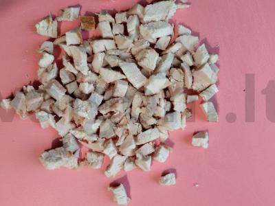 Skanus salotas su rūkytomis vištienos krūtinėlėmis per 5 minutes Žingsnis 2