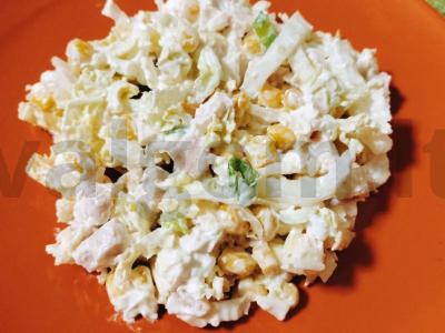 Skanus salotas su rūkytomis vištienos krūtinėlėmis per 5 minutes pagrindine nuotrauka