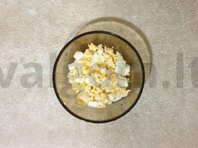 Salotas su vyšniniais pomidorais ir krabų lazdelėmis Žingsnis 1