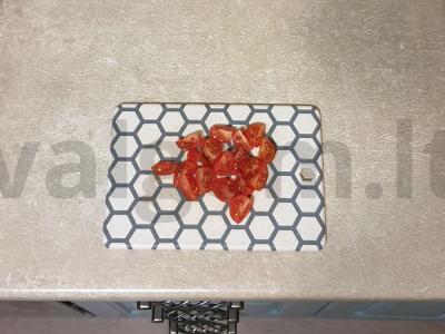 Salotas su vyšniniais pomidorais ir krabų lazdelėmis Žingsnis 3