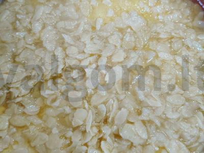 Bavarijos pyragas su migdolų drožlėmis Žingsnis 8