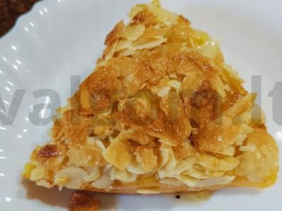 Bavarijos pyragas su migdolų drožlėmis pagrindine nuotrauka