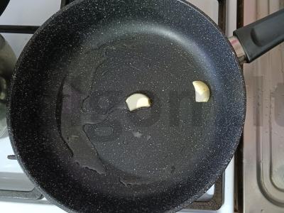 Salotas su rūkytomis vištienos, skrudintais duonos kubeliais ir sūriu Žingsnis 2