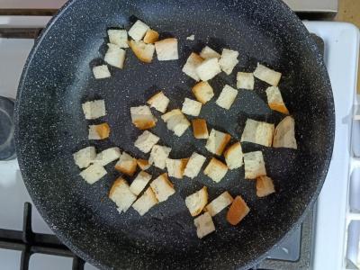 Salotas su rūkytomis vištienos, skrudintais duonos kubeliais ir sūriu Žingsnis 3