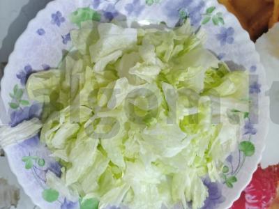 Salotas su rūkytomis vištienos, skrudintais duonos kubeliais ir sūriu Žingsnis 4