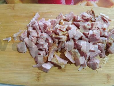 Salotas su rūkytomis vištienos, skrudintais duonos kubeliais ir sūriu Žingsnis 5