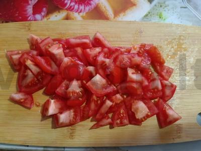 Salotas su rūkytomis vištienos, skrudintais duonos kubeliais ir sūriu Žingsnis 6