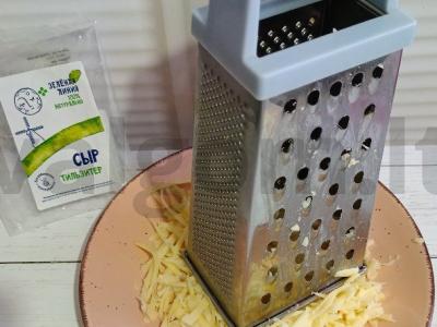 Salotas su rūkytomis vištienos, skrudintais duonos kubeliais ir sūriu Žingsnis 7