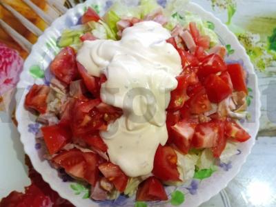 Salotas su rūkytomis vištienos, skrudintais duonos kubeliais ir sūriu Žingsnis 8