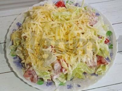 Salotas su rūkytomis vištienos, skrudintais duonos kubeliais ir sūriu Žingsnis 9