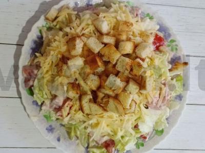 Salotas su rūkytomis vištienos, skrudintais duonos kubeliais ir sūriu pagrindine nuotrauka