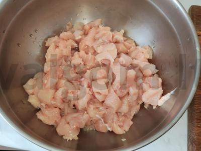 Smulkintos vištienos kotletai su svogūnais Žingsnis 1