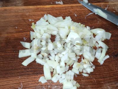 Smulkintos vištienos kotletai su svogūnais Žingsnis 2