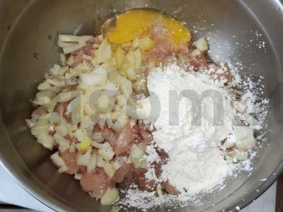 Smulkintos vištienos kotletai su svogūnais Žingsnis 3