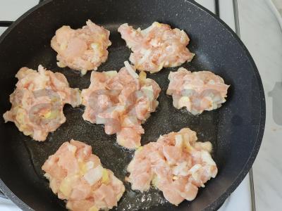 Smulkintos vištienos kotletai su svogūnais Žingsnis 4