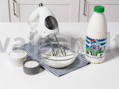 Purūs blynai su kefyru ir baltos šokolado padažu Žingsnis 1