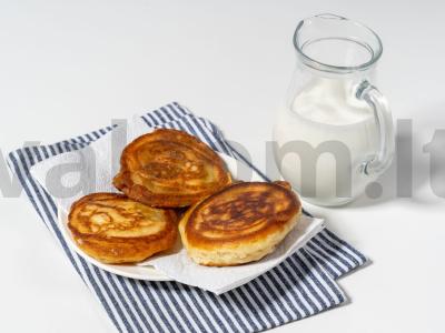 Purūs blynai su kefyru ir baltos šokolado padažu Žingsnis 3