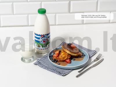 Purūs blynai su kefyru ir baltos šokolado padažu pagrindine nuotrauka