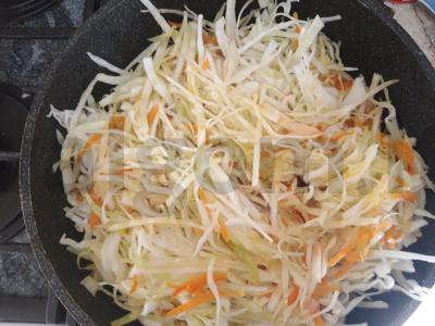 Troškinta kopūstai su grybais ir dešrelėmis Žingsnis 4